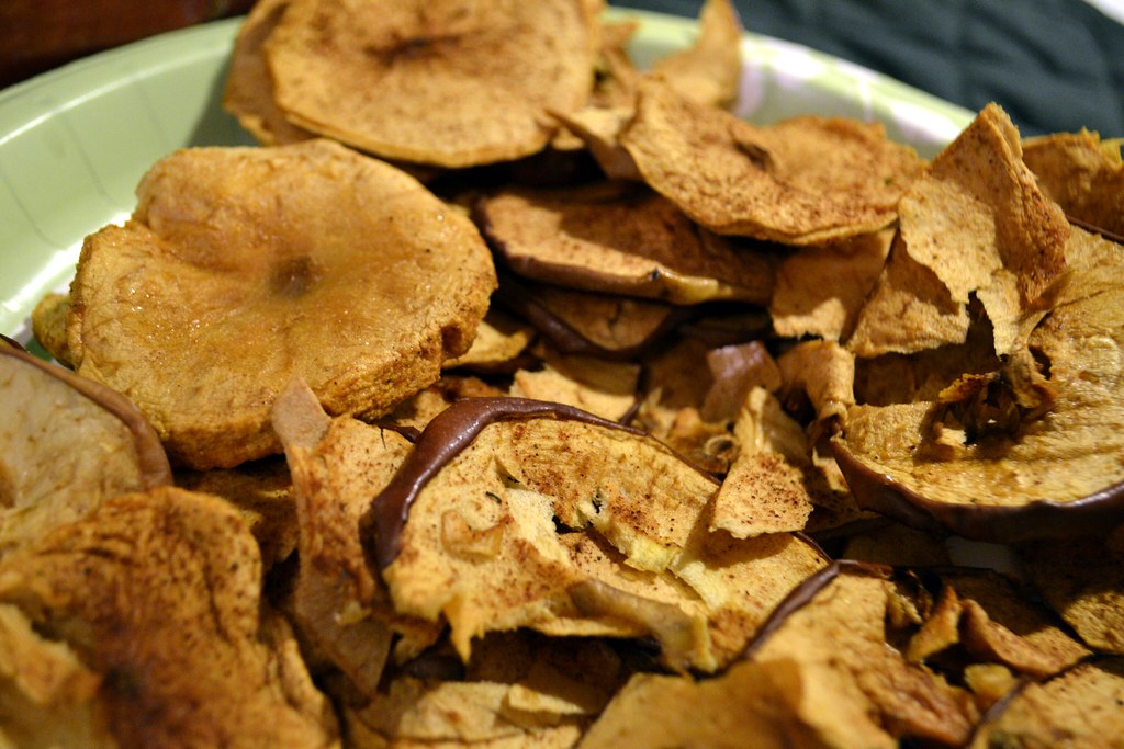 Crispy Air Fryer Apple Chips with Cinnamon finished dish and serving presentation