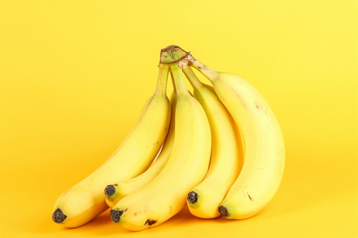 Air Fryer Banana Bites with Cinnamon ingredients and preparation setup