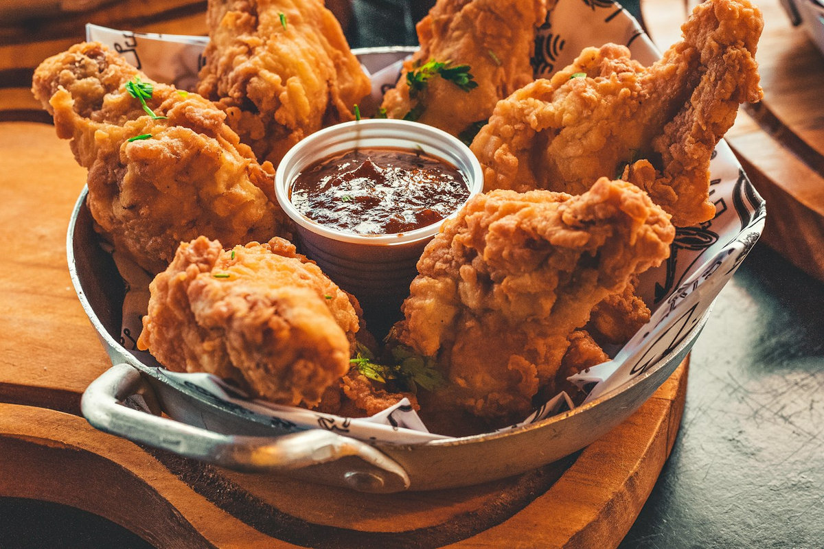 Crispy Air Fryer Chicken Drumsticks (Easy Weeknight Dinner) finished dish and serving presentation