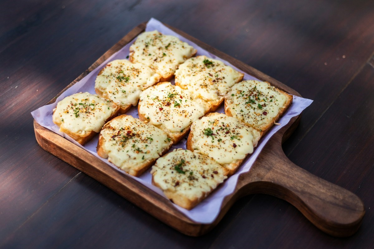 5-Minute Air Fryer Garlic Bread (Crispy & Buttery)