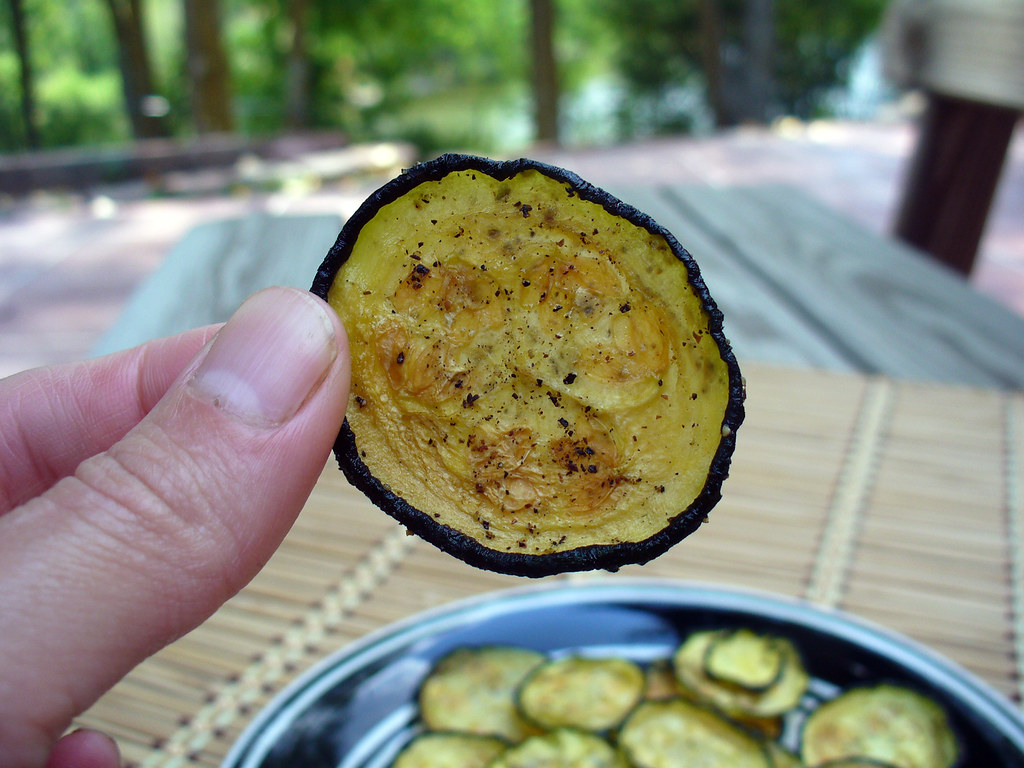 Crispy Air Fryer Zucchini Chips Without Breading finished dish and serving presentation