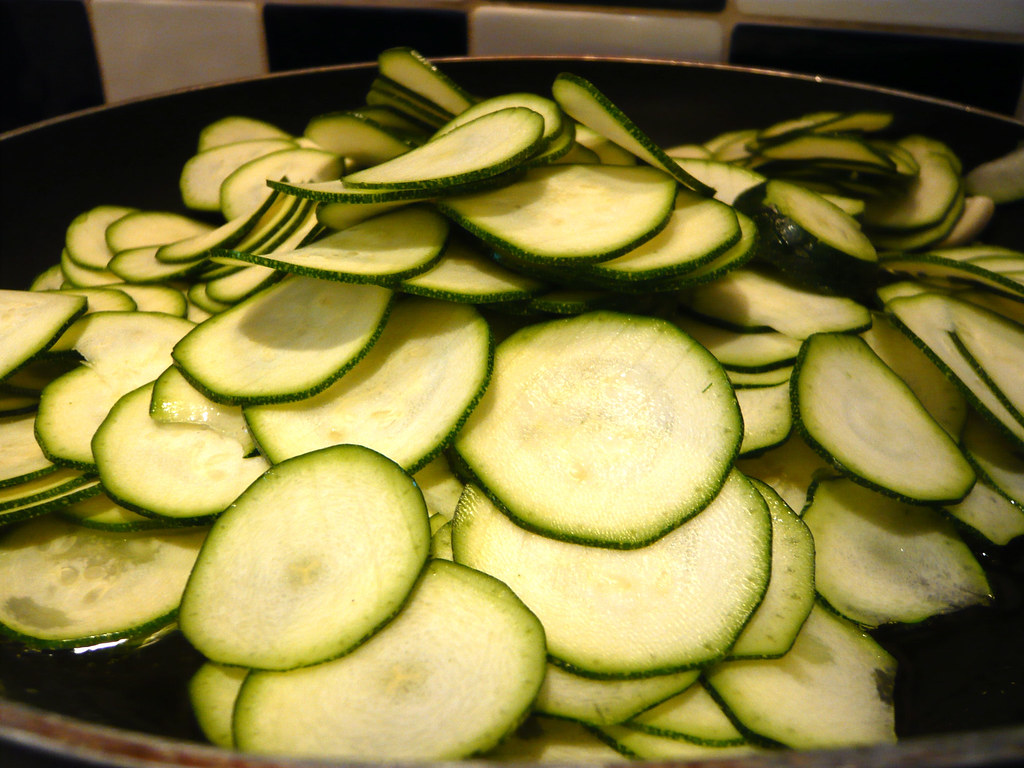 Crispy Air Fryer Zucchini Chips Without Breading ingredients and preparation setup