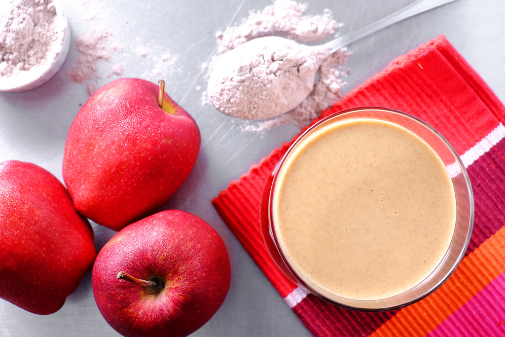 Easy Apple Cinnamon Smoothie Recipe (Apple Pie in a Glass) finished dish and serving presentation