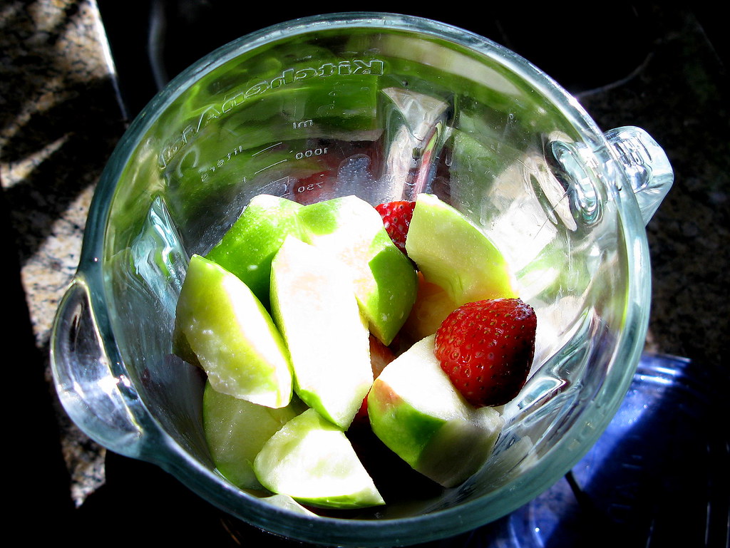 Easy Apple Cinnamon Smoothie Recipe (Apple Pie in a Glass)