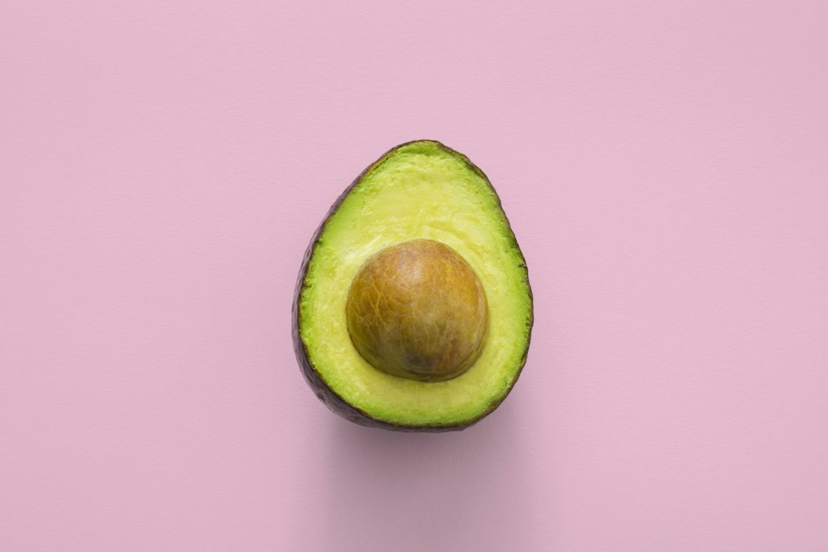 Creamy Avocado Smoothie Recipe (Easy 4-Ingredient Breakfast) ingredients and preparation setup