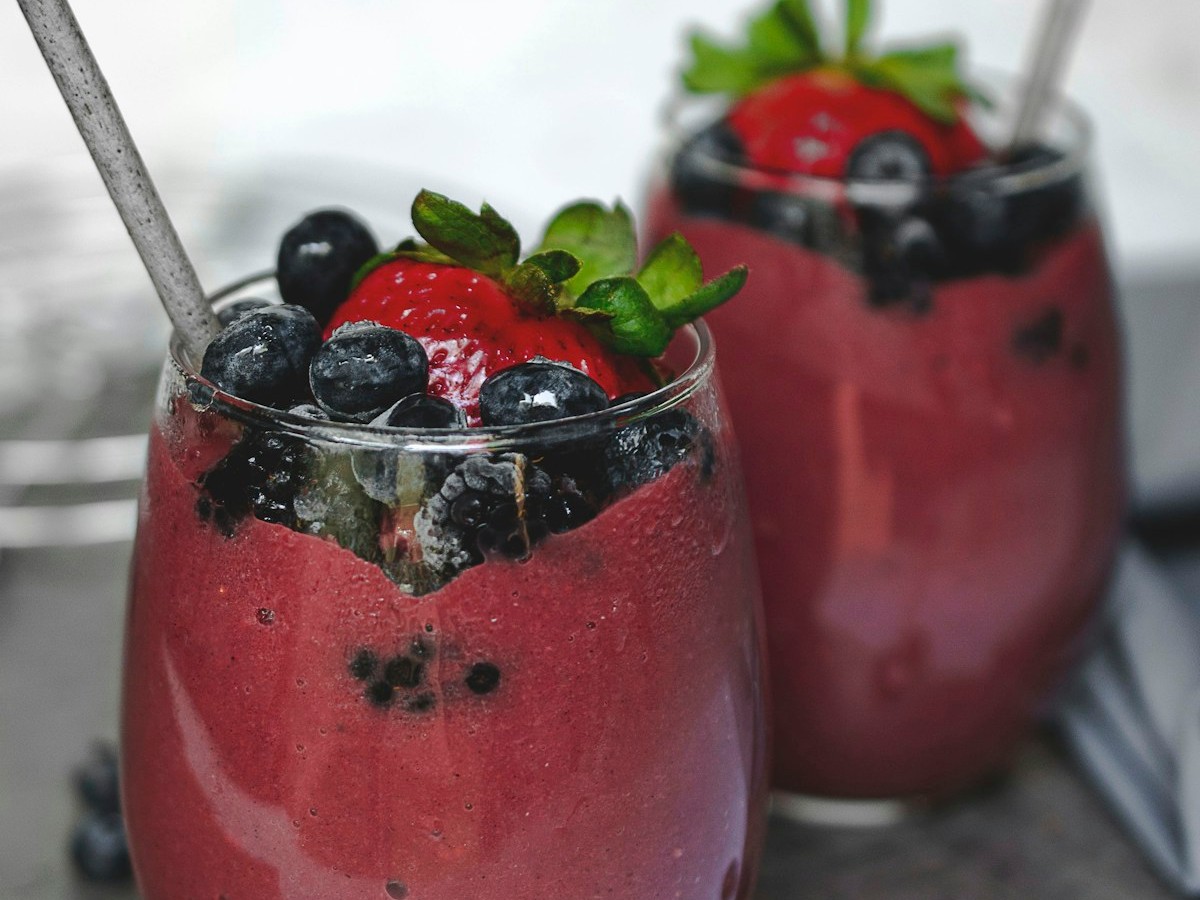 Refreshing Blueberry Matcha Latte Recipe: Easy Iced Drink With Blueberry Puree (Easy 5-Minute Recipe)