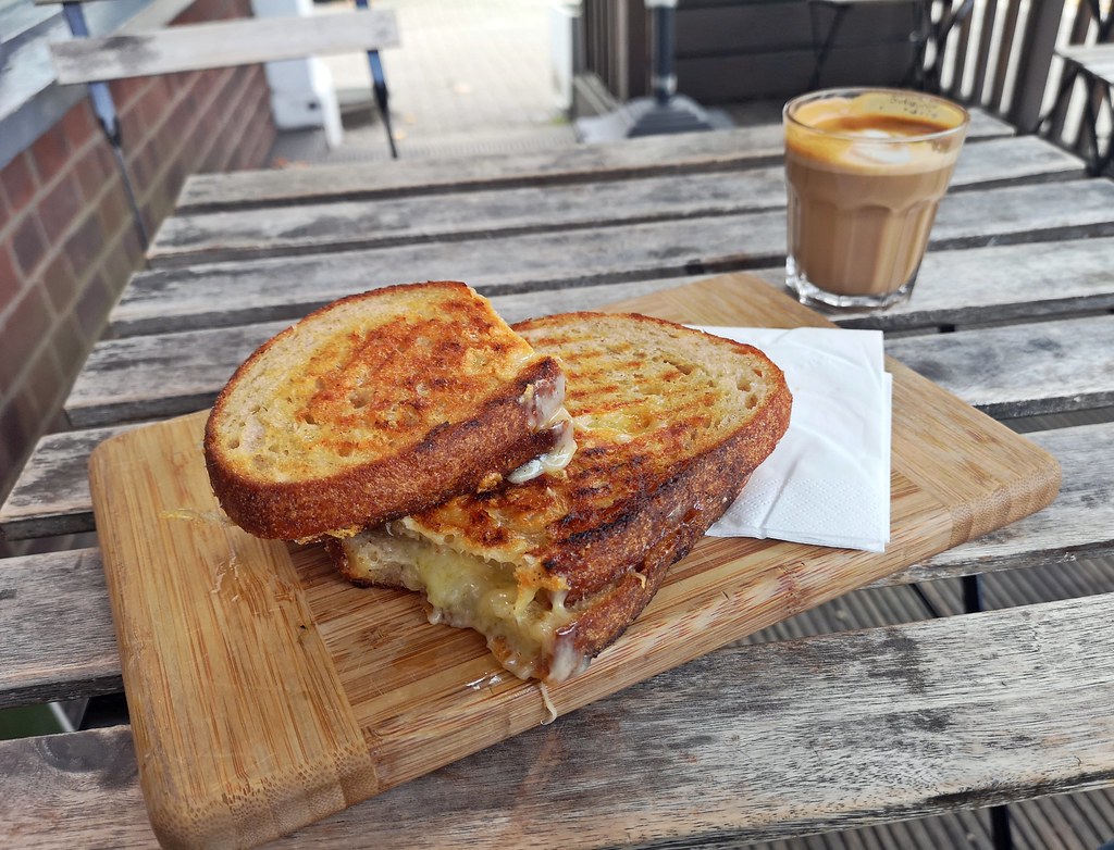 Cheese Omelette Sandwich: A Filling and Protein-Rich Breakfast for Work