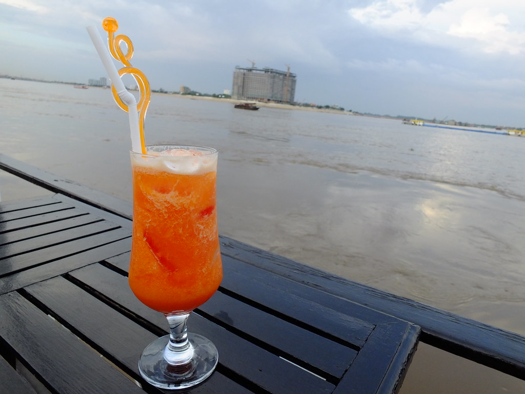Easy Papaya Smoothie Recipe (Creamy 5-Minute Breakfast) finished dish and serving presentation